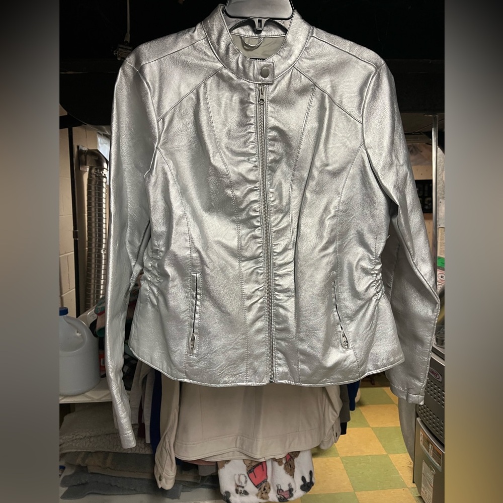 BACCINI Silver Faux Leather Jacket 🩶
Large Petite 
NWT